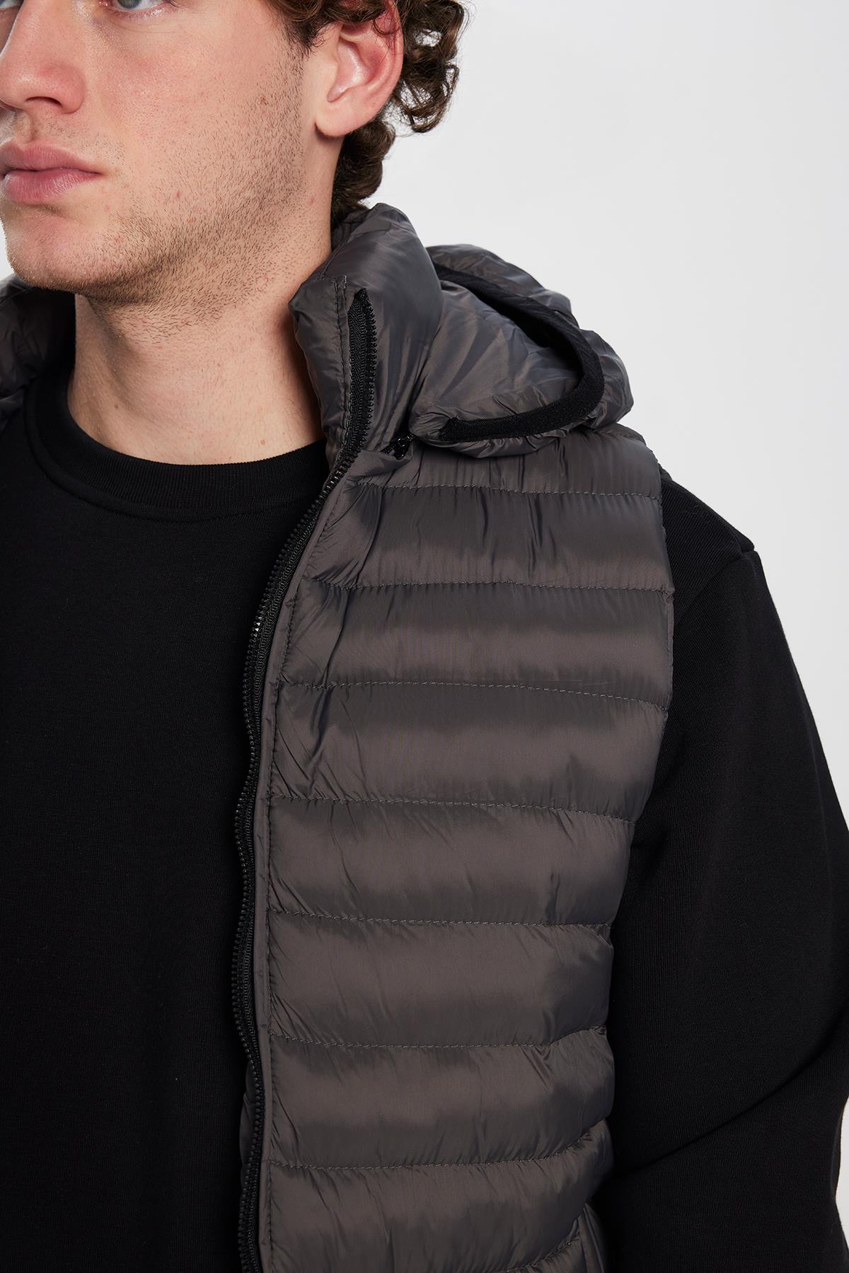 TUDORS Erkek Slim Fit Dar Kesim Astarlı Rüzgar Geçirmez Cepli Çıkarılabilir Kapüşonlu Şişme Yelek görsel 4