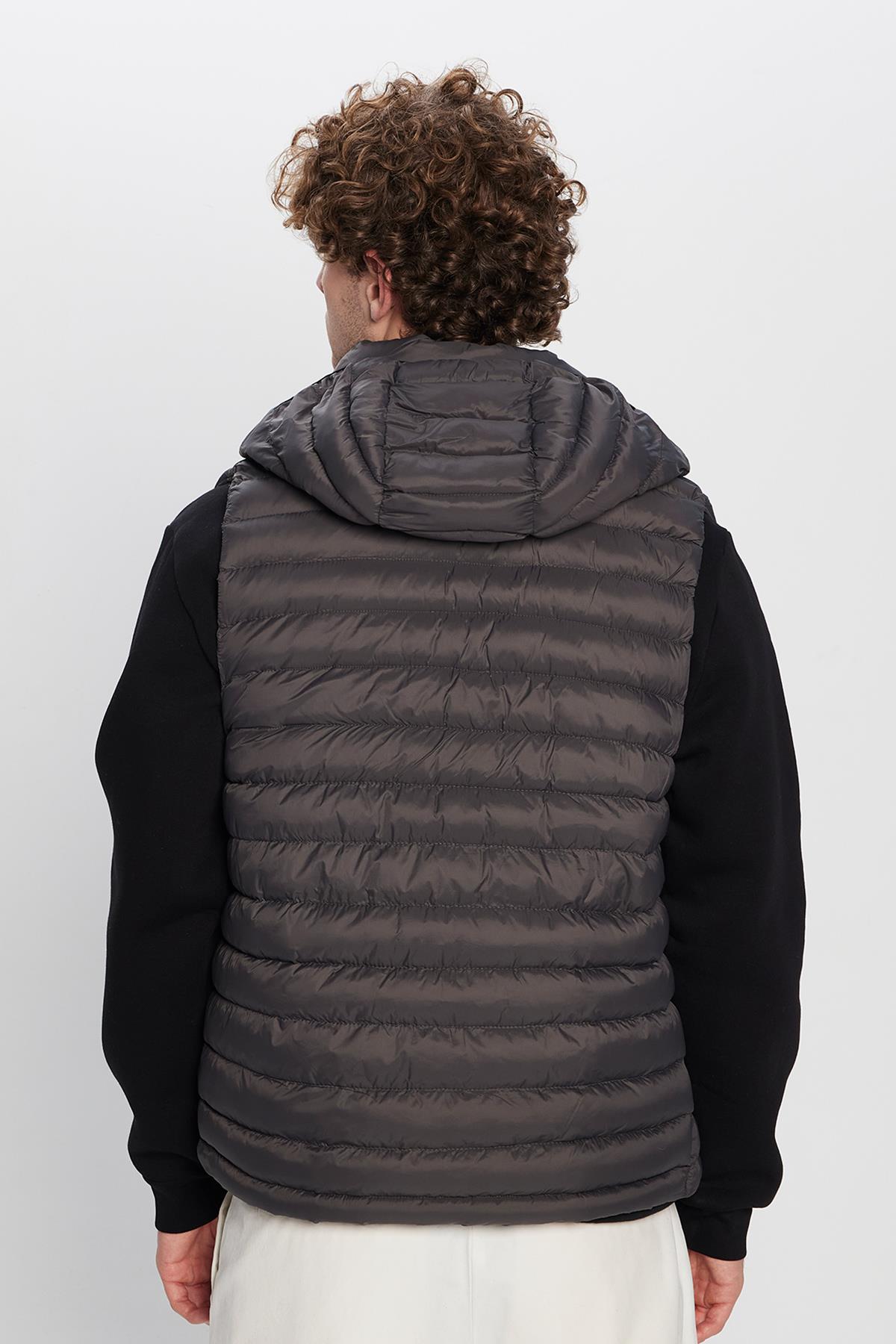 TUDORS Erkek Slim Fit Dar Kesim Astarlı Rüzgar Geçirmez Cepli Çıkarılabilir Kapüşonlu Şişme Yelek görsel 6