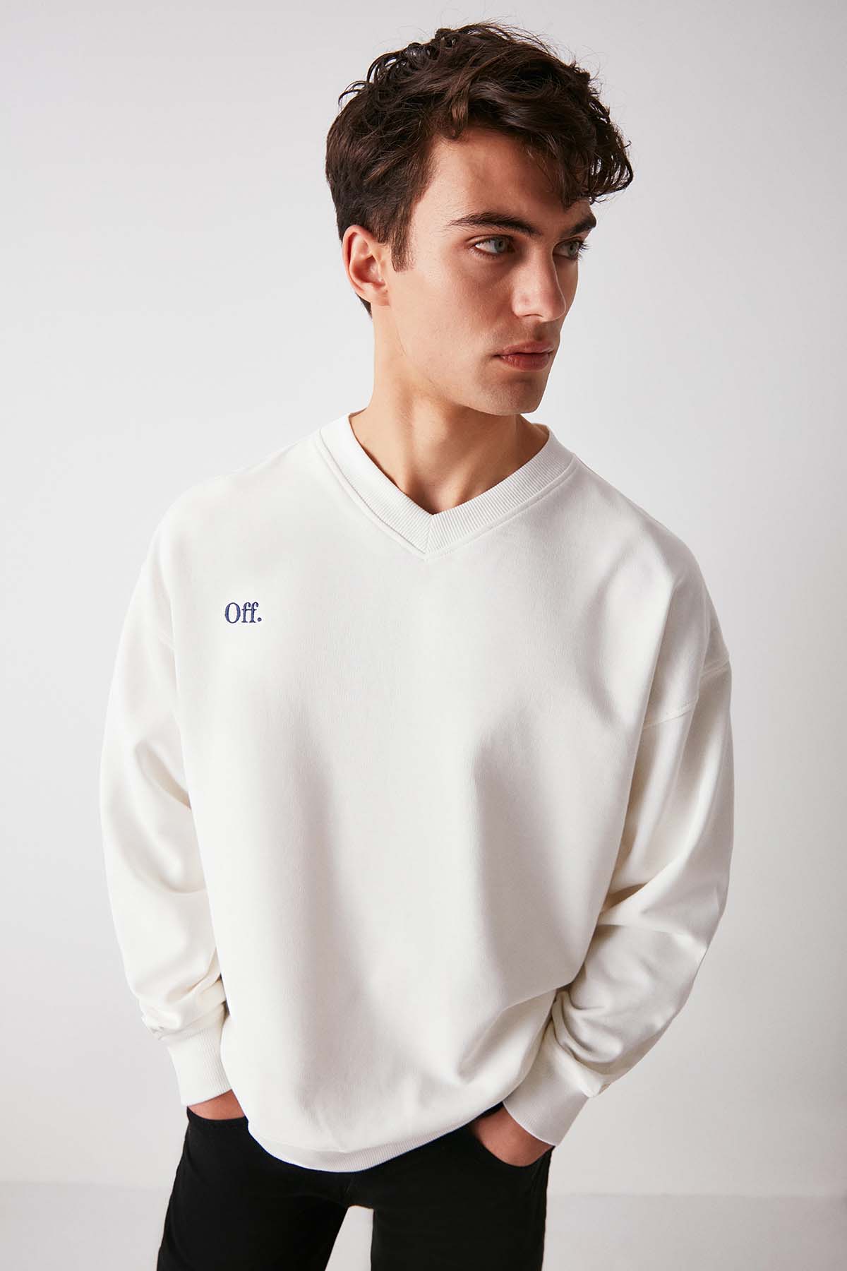 GRIMELANGE Off Erkek Organik Pamuklu Yazı Nakış Detaylı V Yakalı Içi Polarsız Oversize BEYAZ Sweatshirt görsel 2
