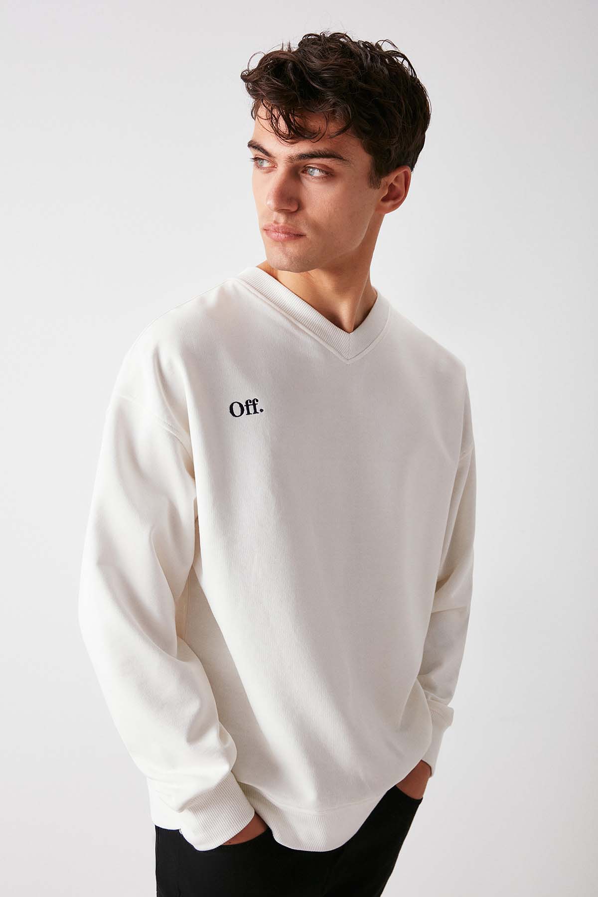 GRIMELANGE Off Erkek Organik Pamuklu Yazı Nakış Detaylı V Yakalı Içi Polarsız Oversize BEYAZ Sweatshirt görsel 3