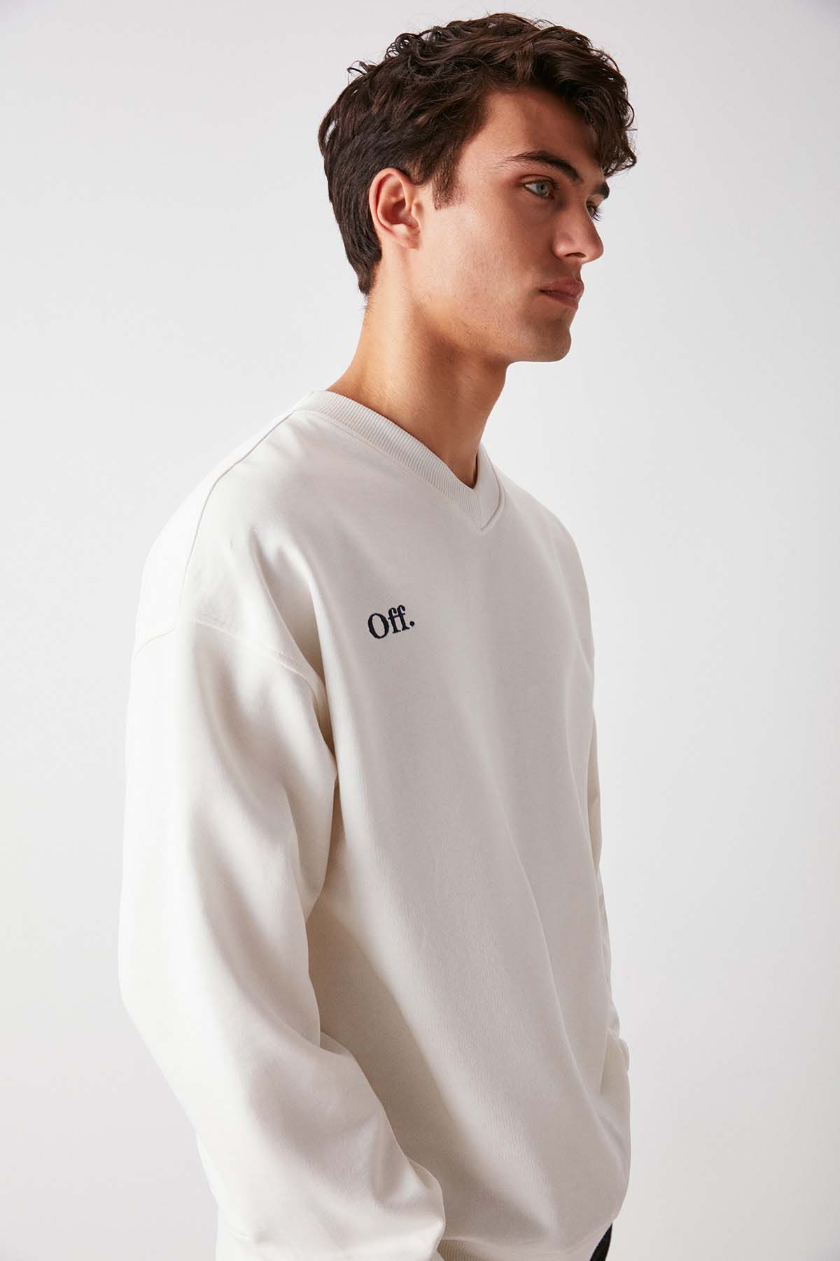 GRIMELANGE Off Erkek Organik Pamuklu Yazı Nakış Detaylı V Yakalı Içi Polarsız Oversize BEYAZ Sweatshirt görsel 4