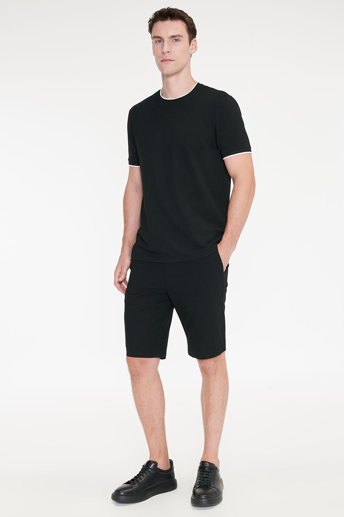 Altınyıldız Classics Erkek Siyah Slim Fit Dar Kesim Yan Cepli Gofre Desenli Esnek Şort görsel 3