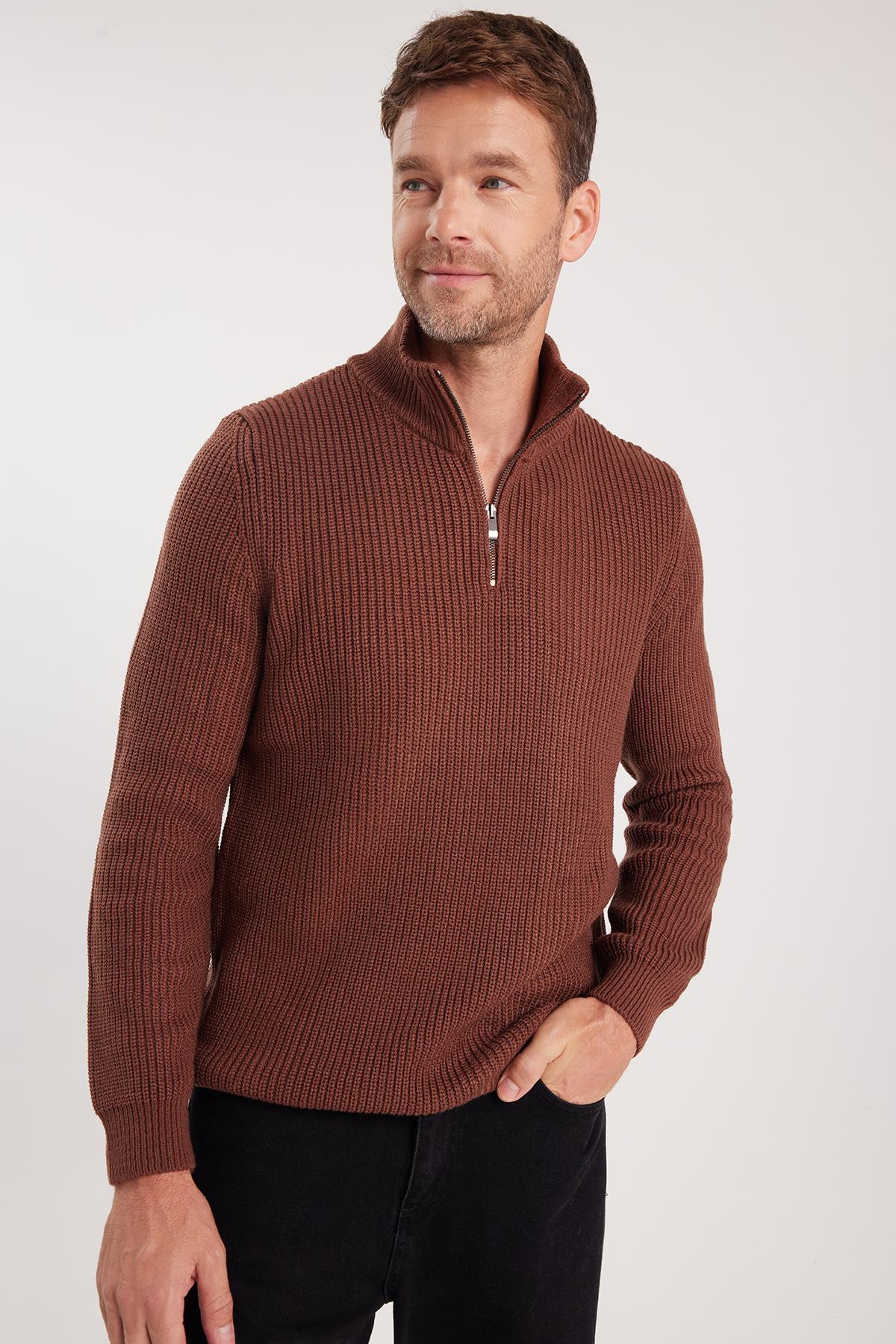 TUDORS Erkek Slim Fit Dar Kesim Fermuarlı Kahverengi Dik Yaka Triko Kazak görsel 2
