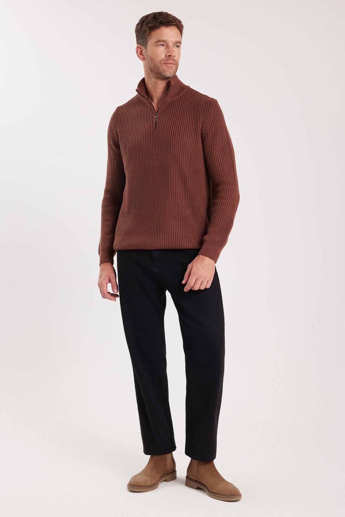 TUDORS Erkek Slim Fit Dar Kesim Fermuarlı Kahverengi Dik Yaka Triko Kazak görsel 4