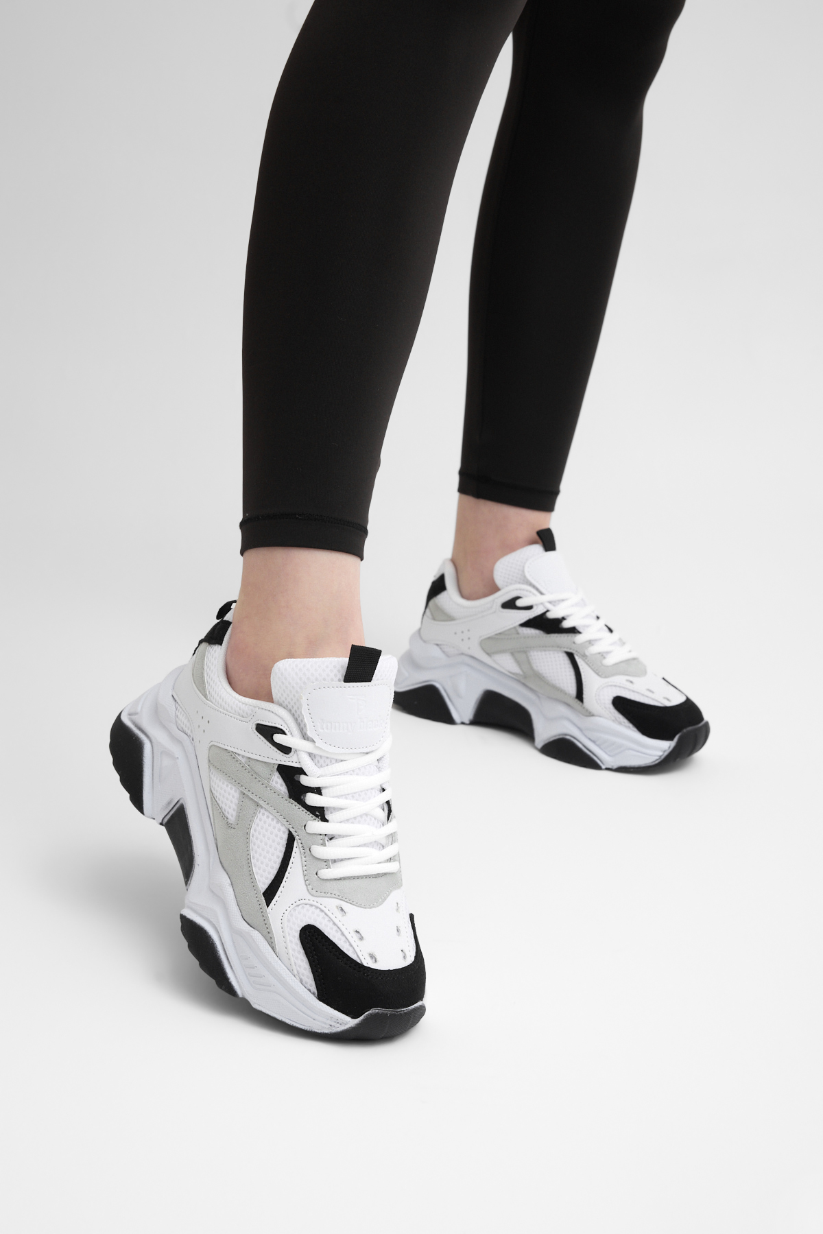 TONNY BLACK Kadın Beyaz Siyah Rahat Kalıp Poli Taban Bağcıklı Sneaker