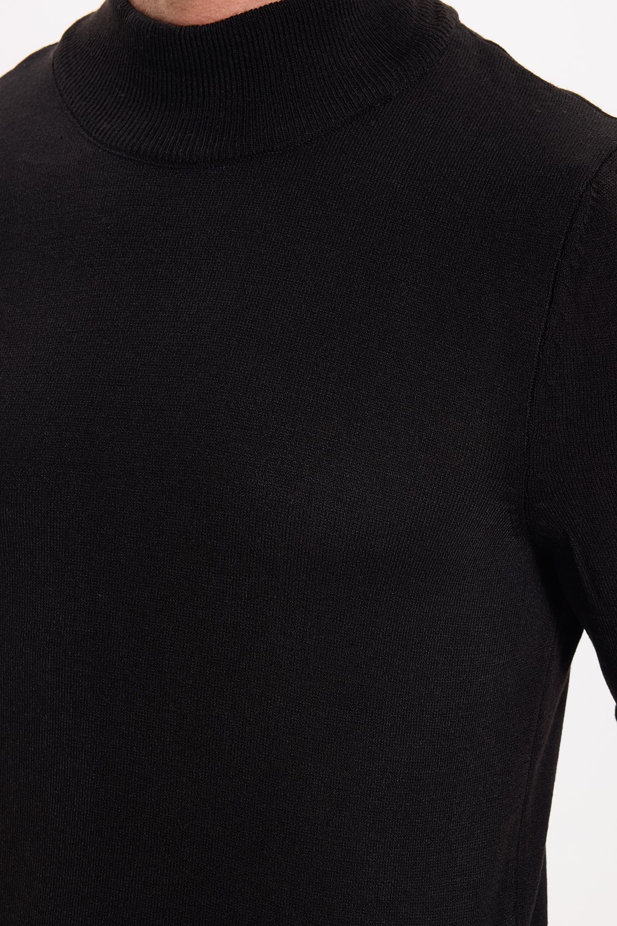 TUDORS Erkek Slim Fit Dar Kesim Yumuşak Dokulu Tüylenmeyen Siyah Yarım Balıkçı Yaka Triko Kazak görsel 4