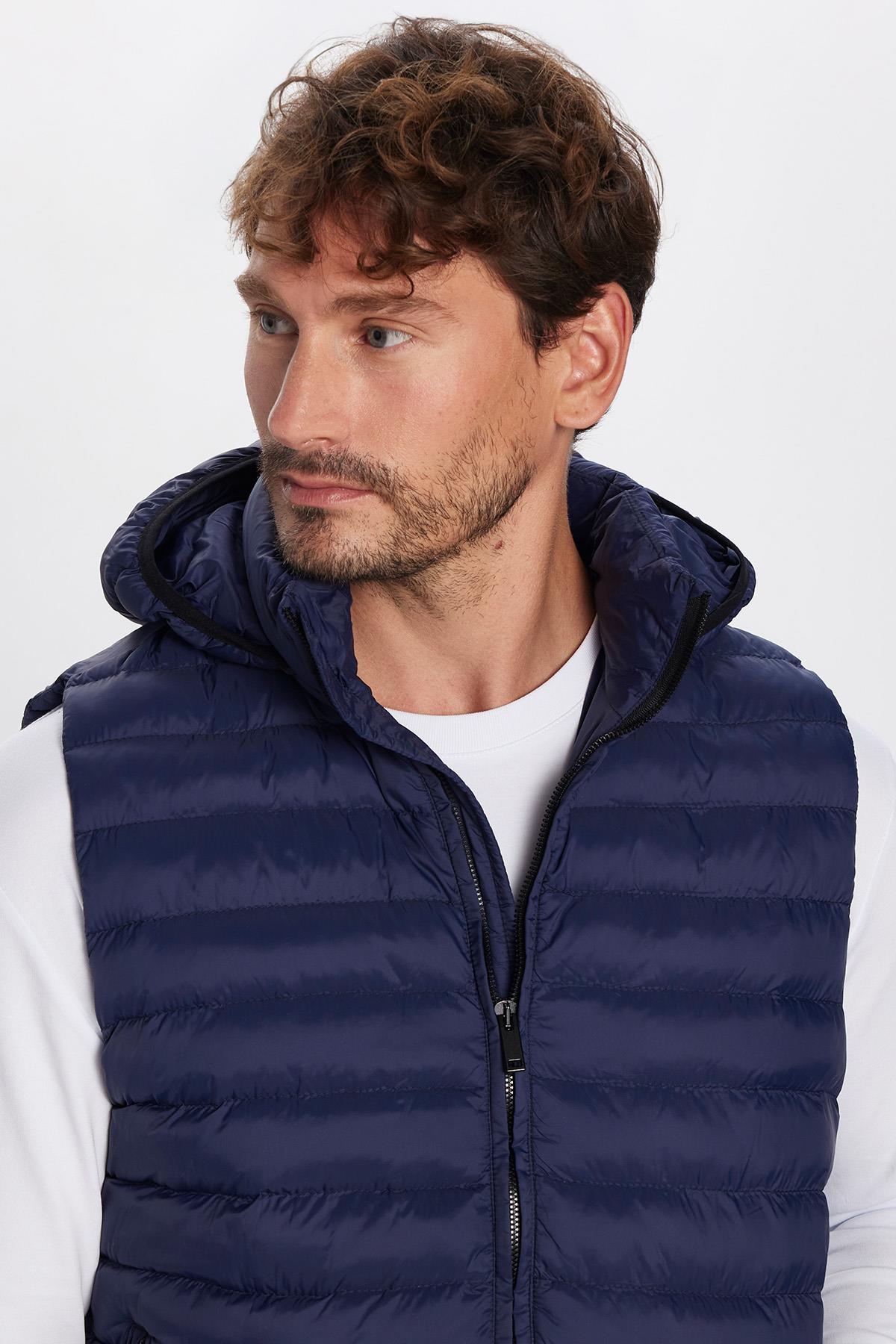 TUDORS Erkek Slim Fit Dar Kesim Astarlı Rüzgar Geçirmez Cepli Lacivert Çıkarılabilir Kapüşonlu Şişme Yelek görsel 2