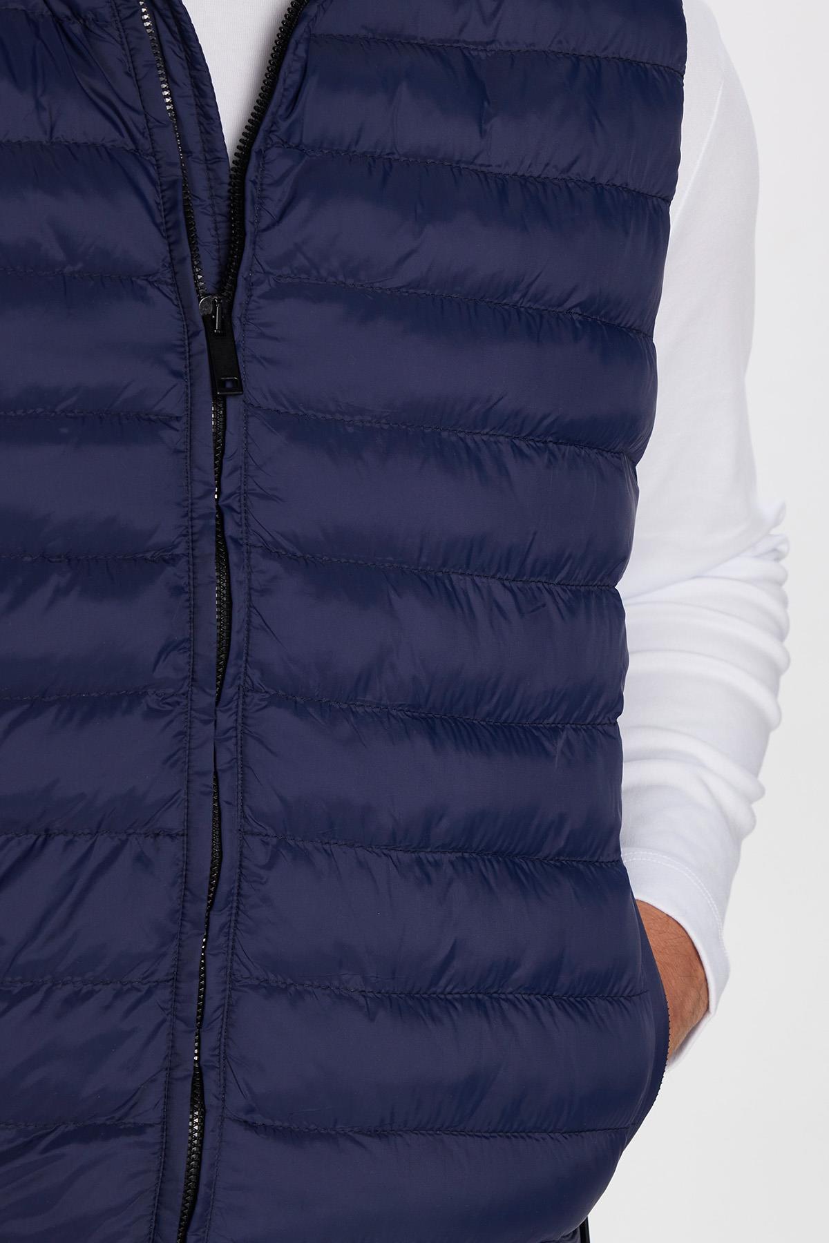 TUDORS Erkek Slim Fit Dar Kesim Astarlı Rüzgar Geçirmez Cepli Lacivert Çıkarılabilir Kapüşonlu Şişme Yelek görsel 3