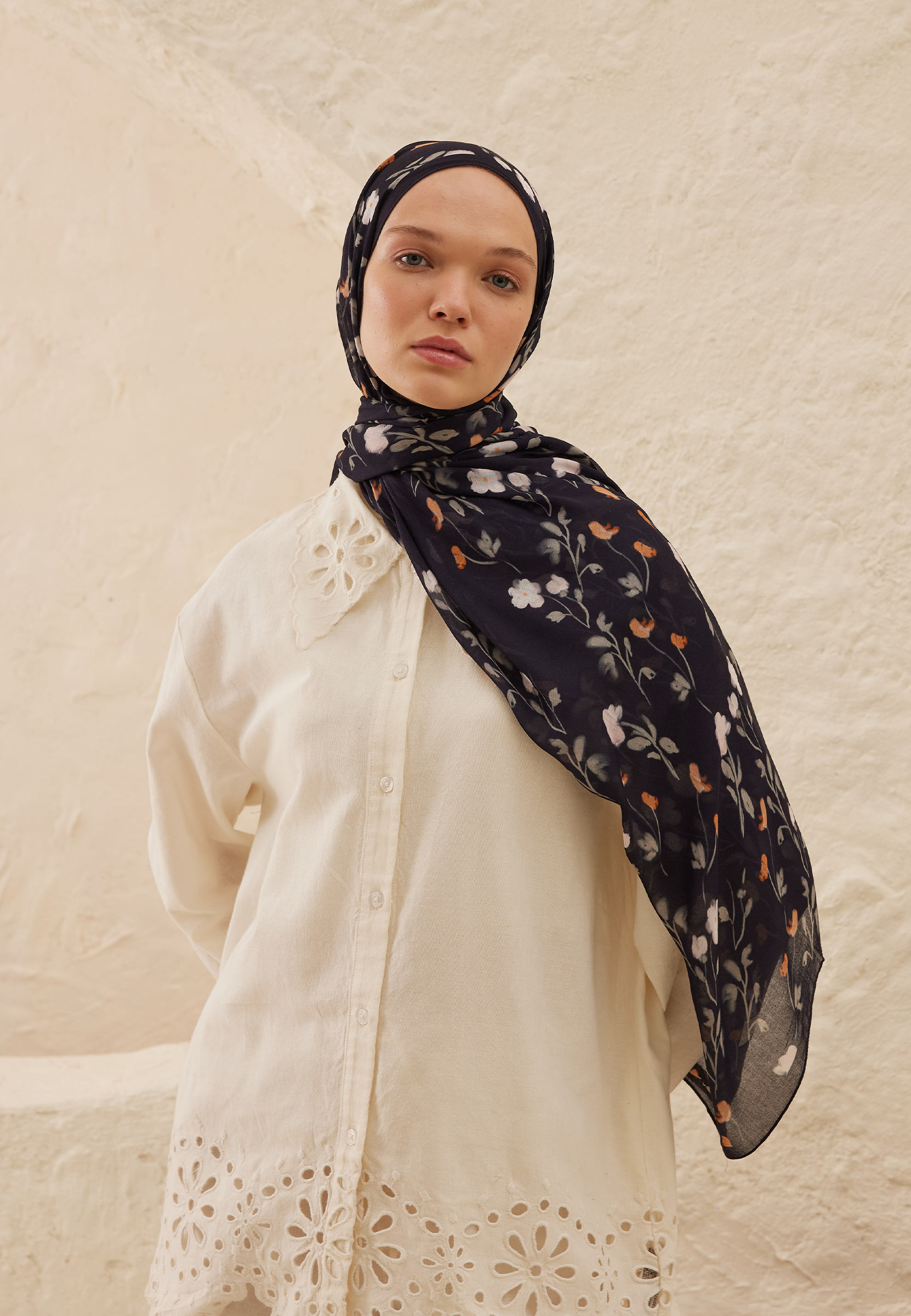 Fresh Scarfs Soft Flowers Desen Rami Şal Lacivert görsel 3