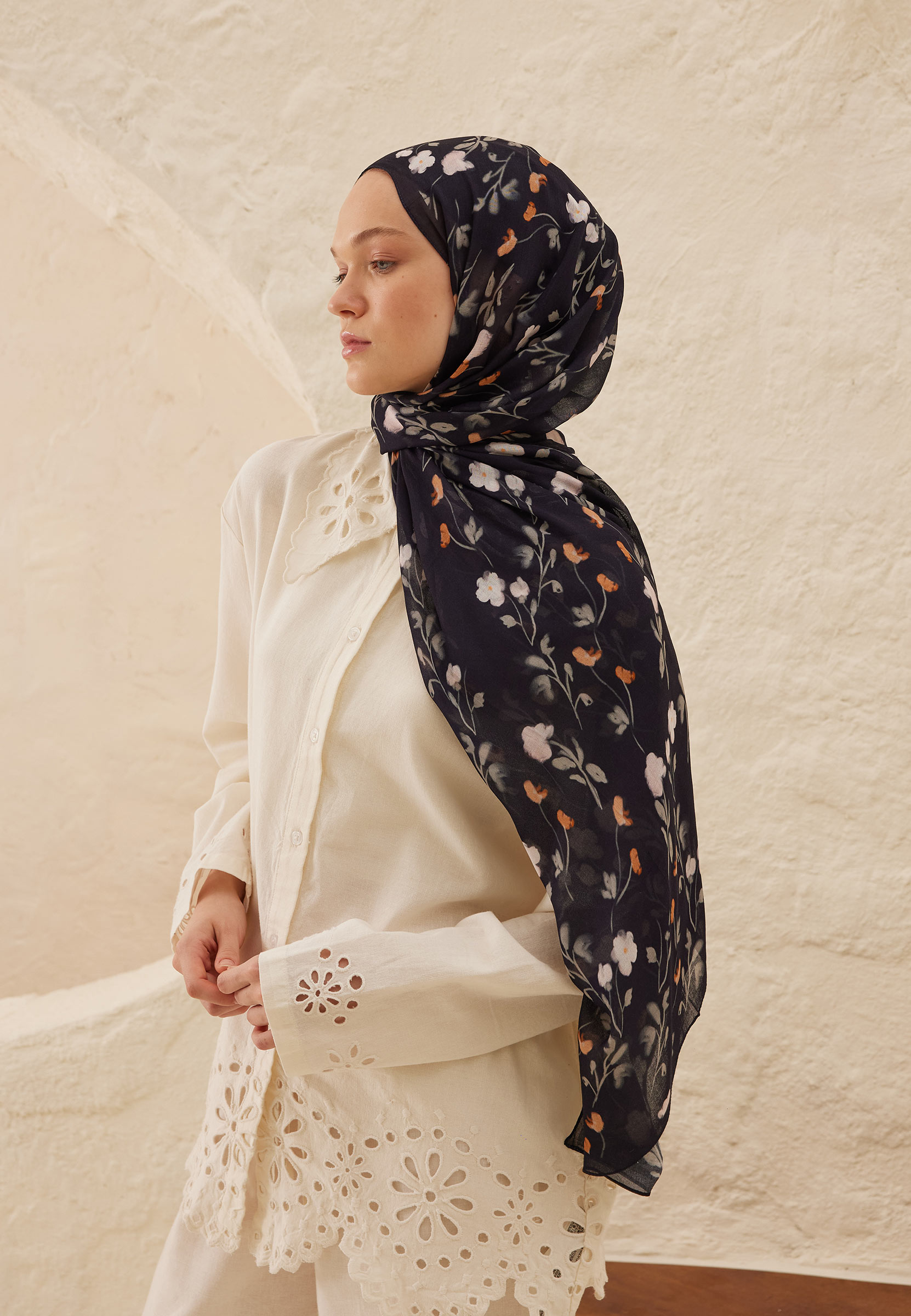Fresh Scarfs Soft Flowers Desen Rami Şal Lacivert görsel 4