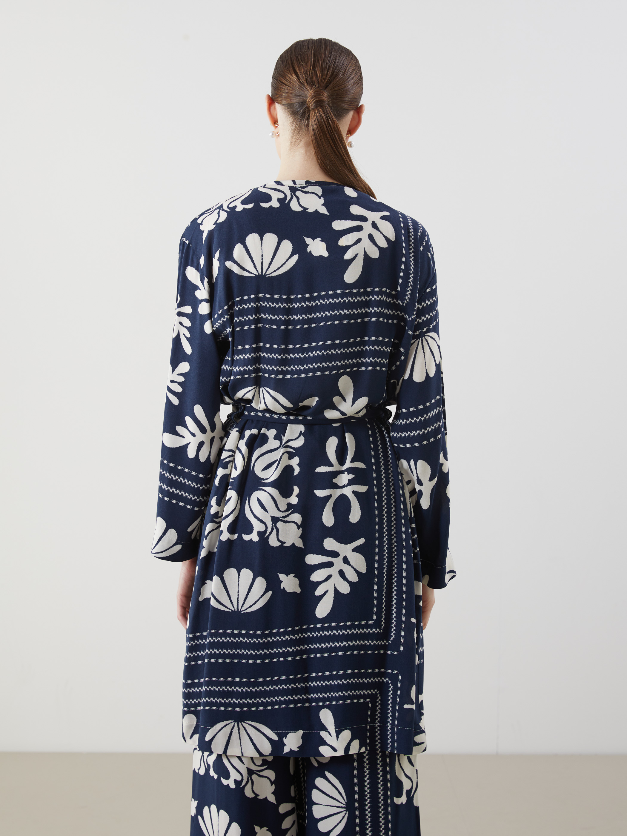 LCW Modest Şal Yaka Desenli Oversize Kadın Kimono görsel 4