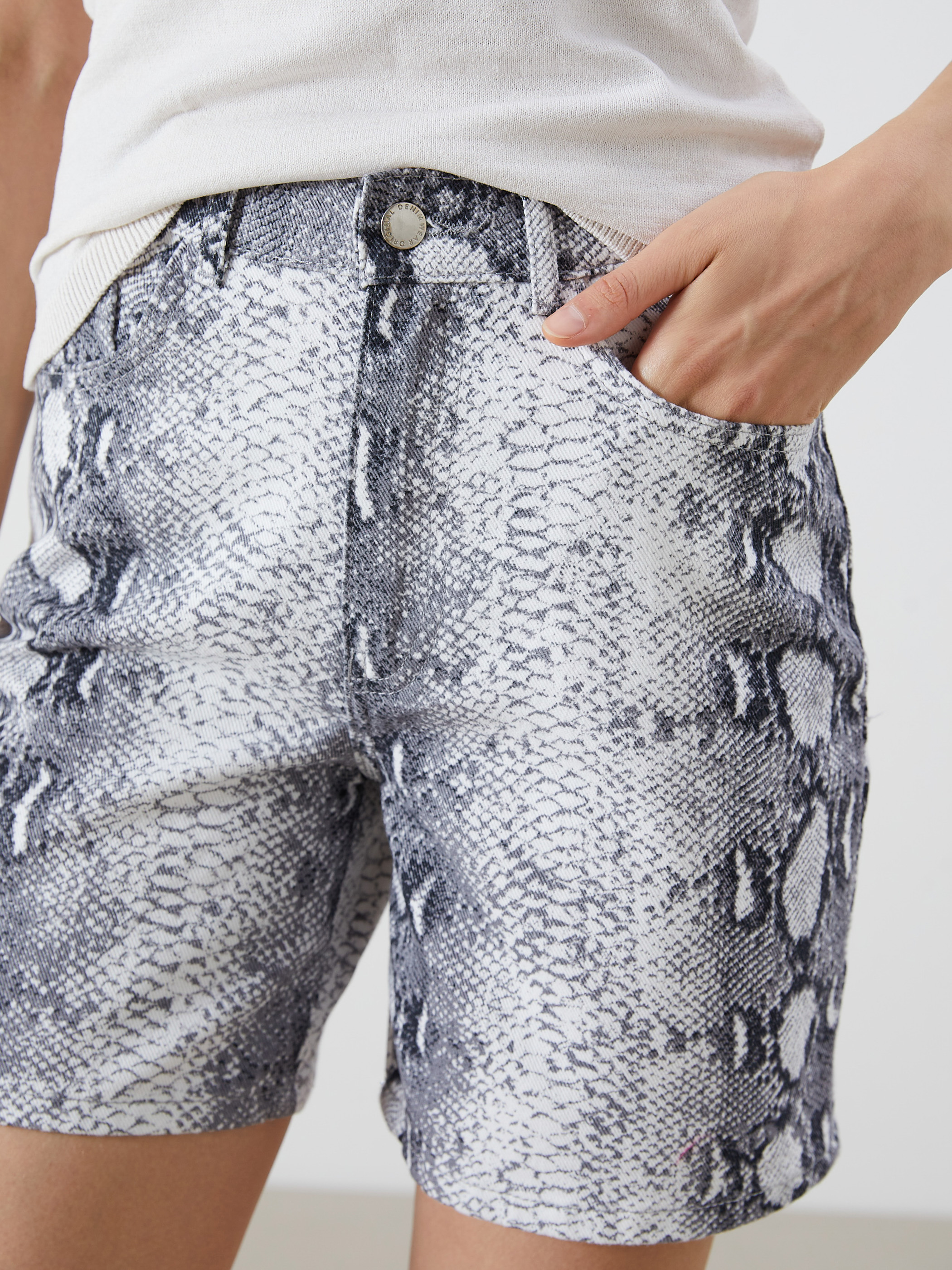 LCW Jeans Standart Fit Yılan Derisi Desenli Kadın Jean Şort görsel 3