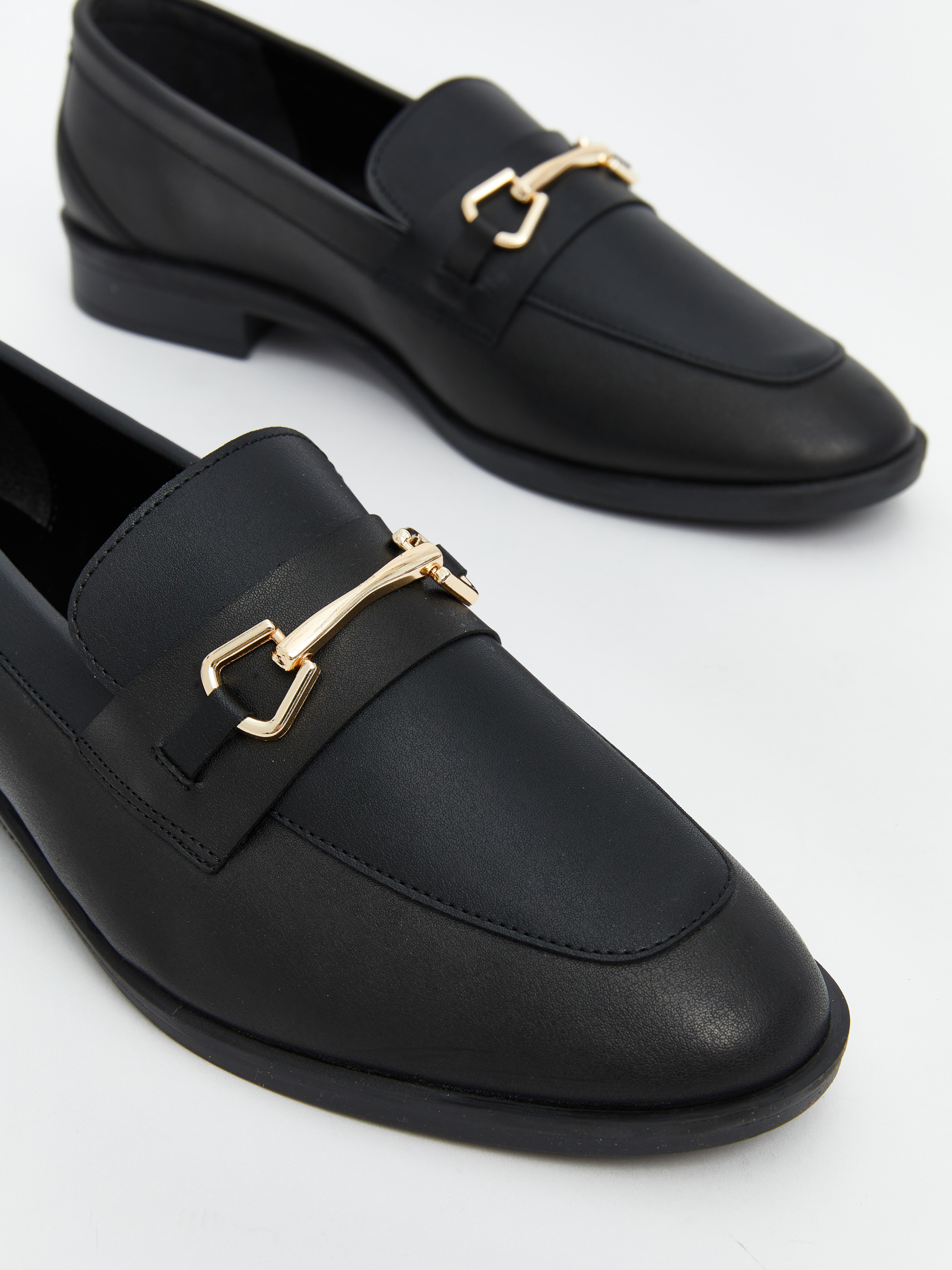 LCW STEPS Deri Görünümlü Metal Aplike Detaylı Kadın Loafer Ayakkabı görsel 3