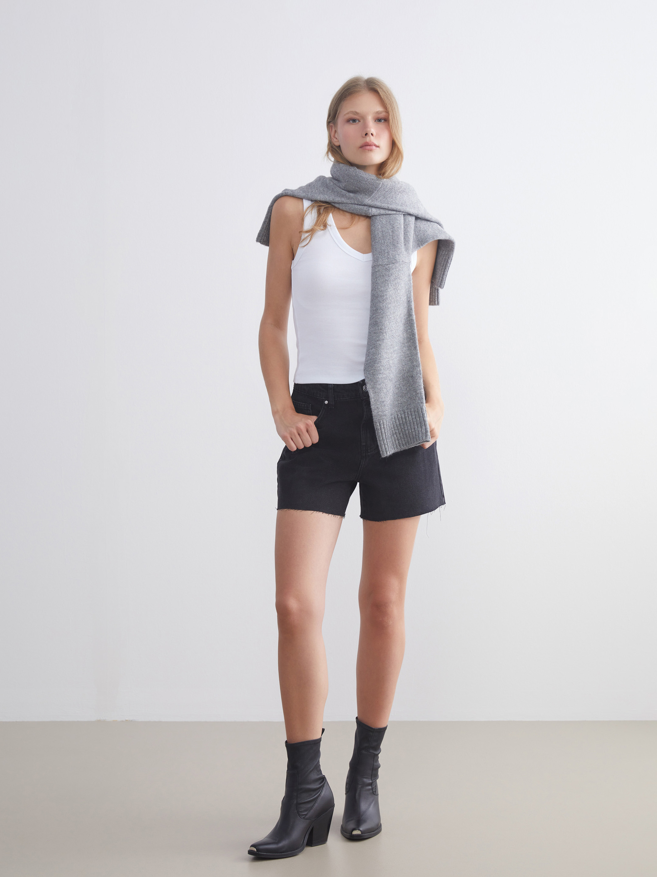 XSIDE Mom Fit Yırtık Detaylı Kadın Jean Şort
