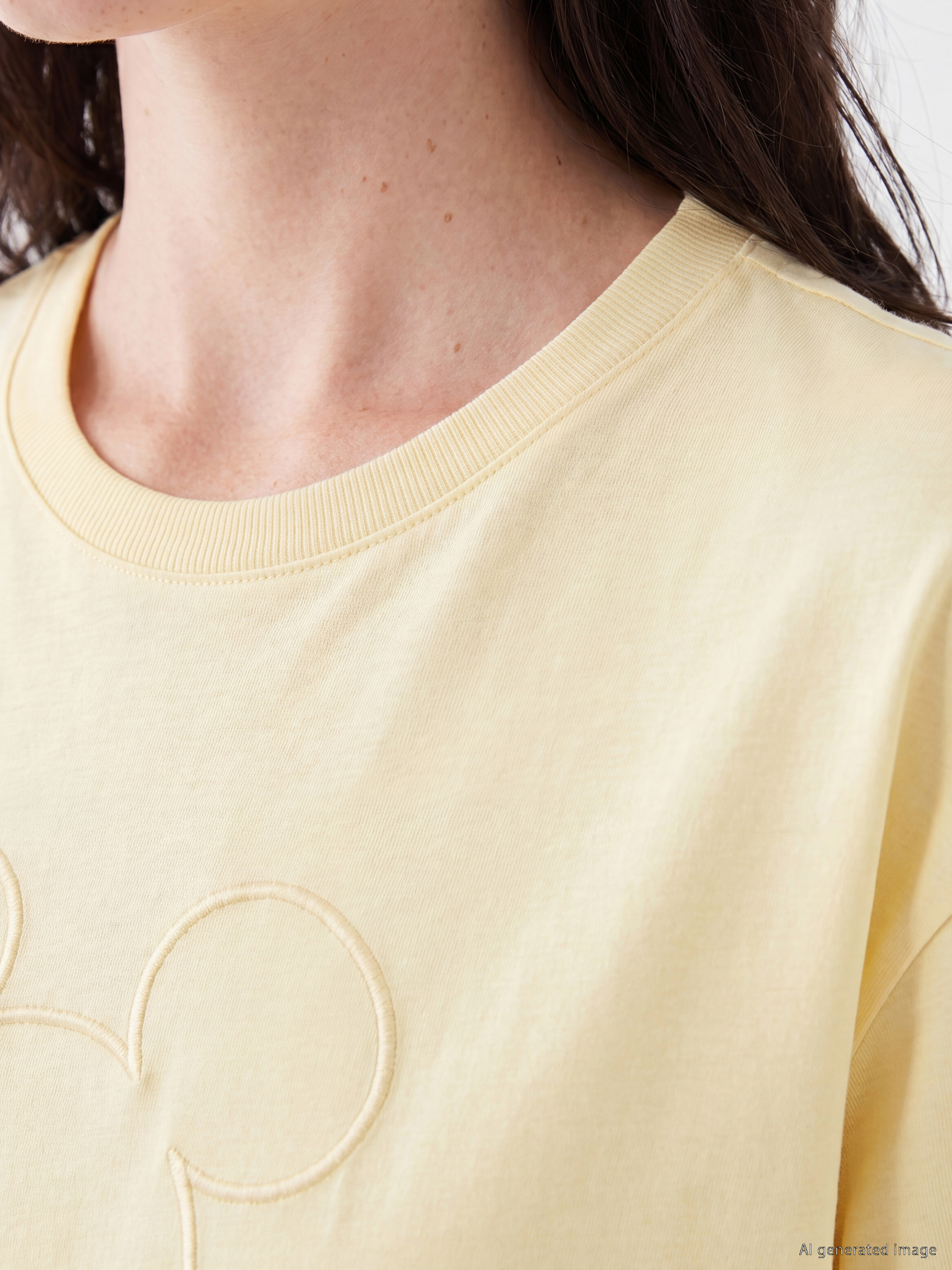 LCW Comfort Mickey Mouse Nakışlı %100 Pamuklu Kadın Tişört görsel 3