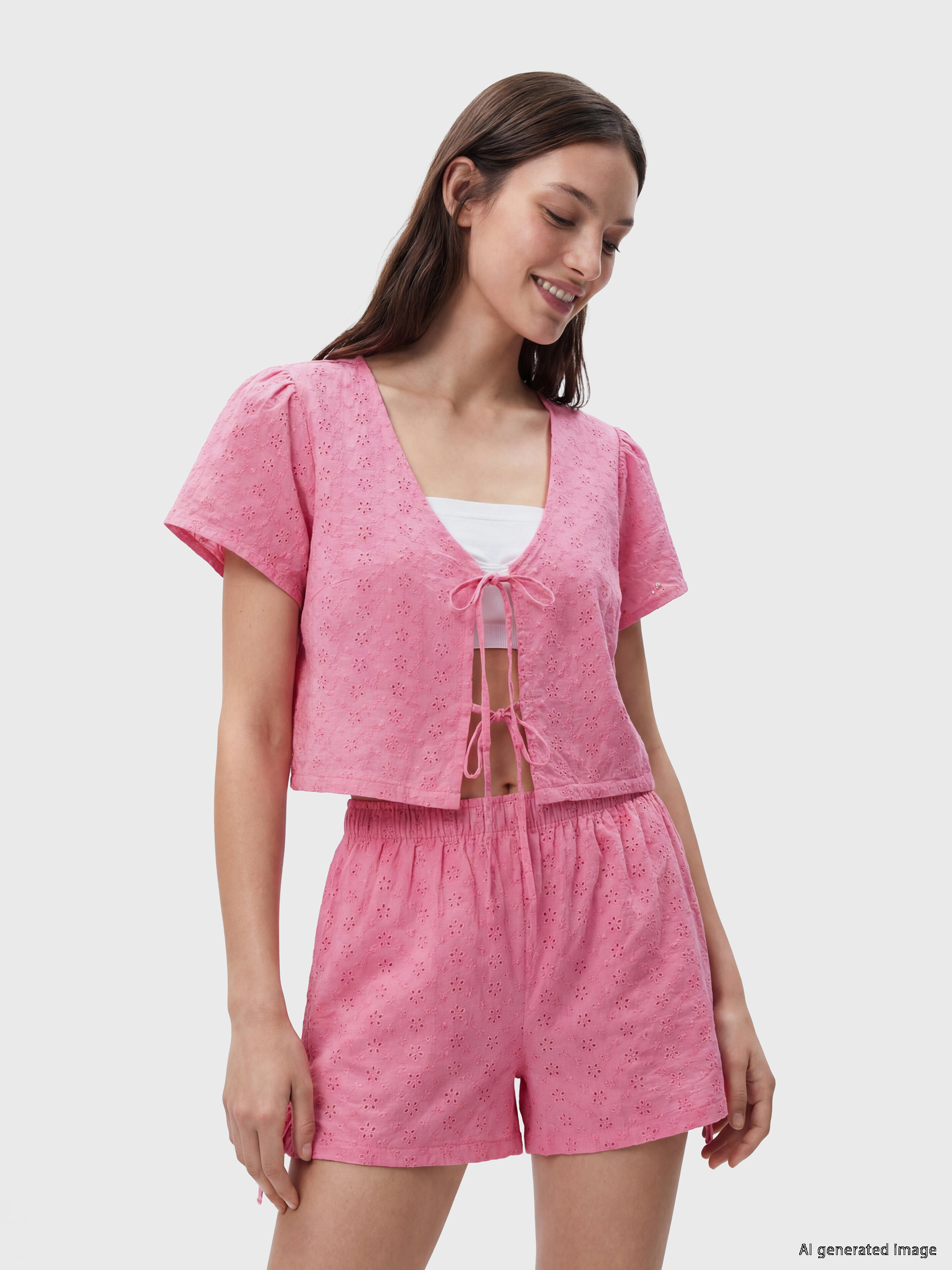 LCW DREAM V Yaka Brode Kadın Şortlu Pijama Takımı