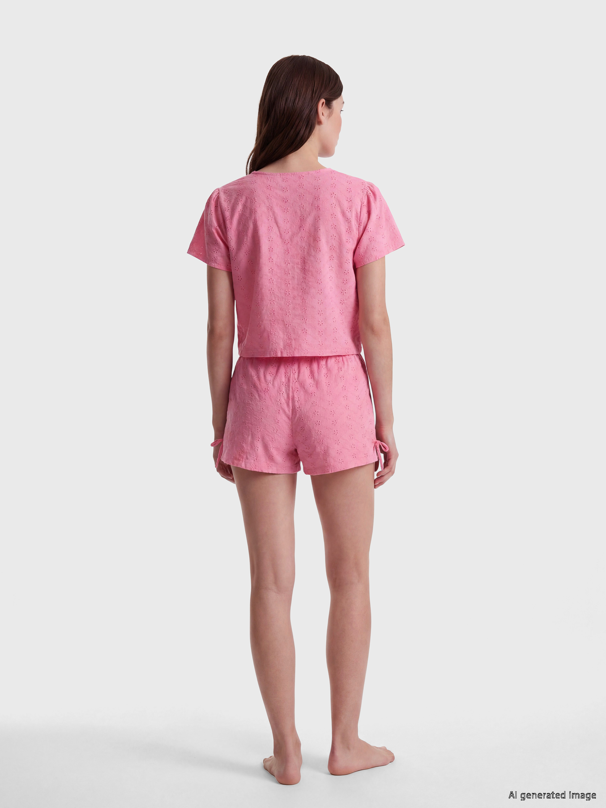 LCW DREAM V Yaka Brode Kadın Şortlu Pijama Takımı görsel 4