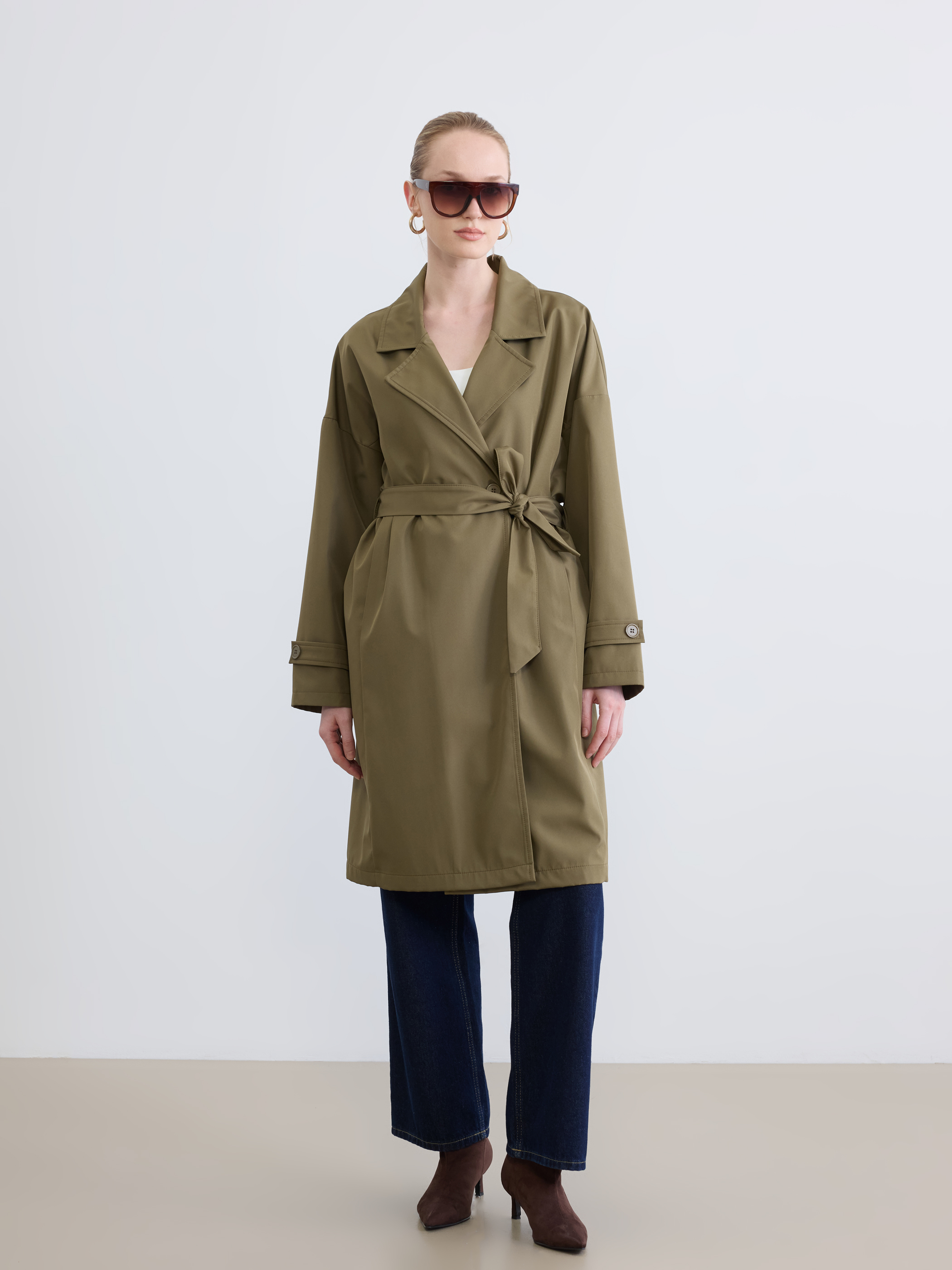 LC WAIKIKI Kruvaze Yaka Kuşaklı Oversize Kadın Trençkot görsel 2