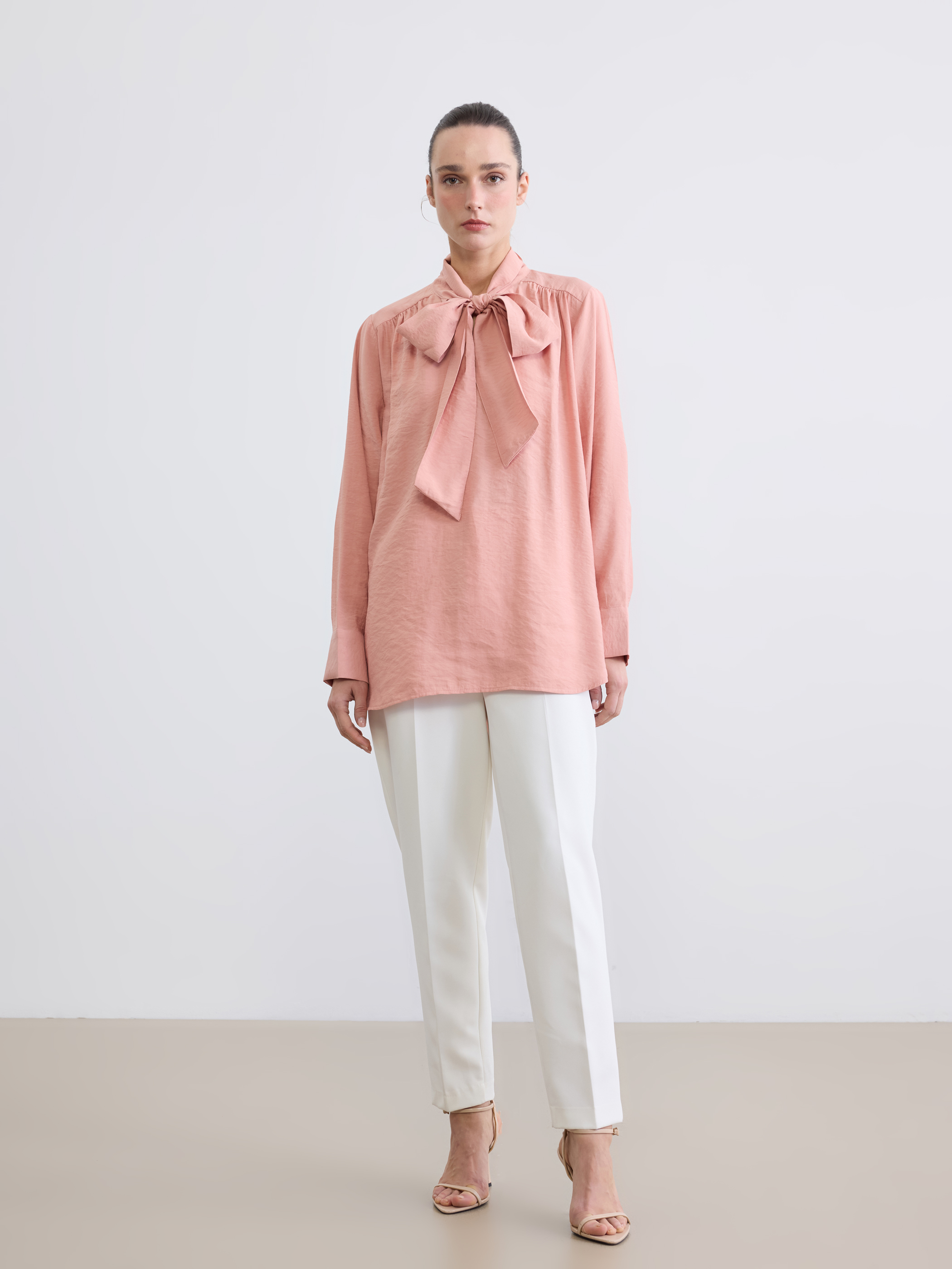LCW STUDIO Fular Yaka Büzgülü Oversize Bluz görsel 2