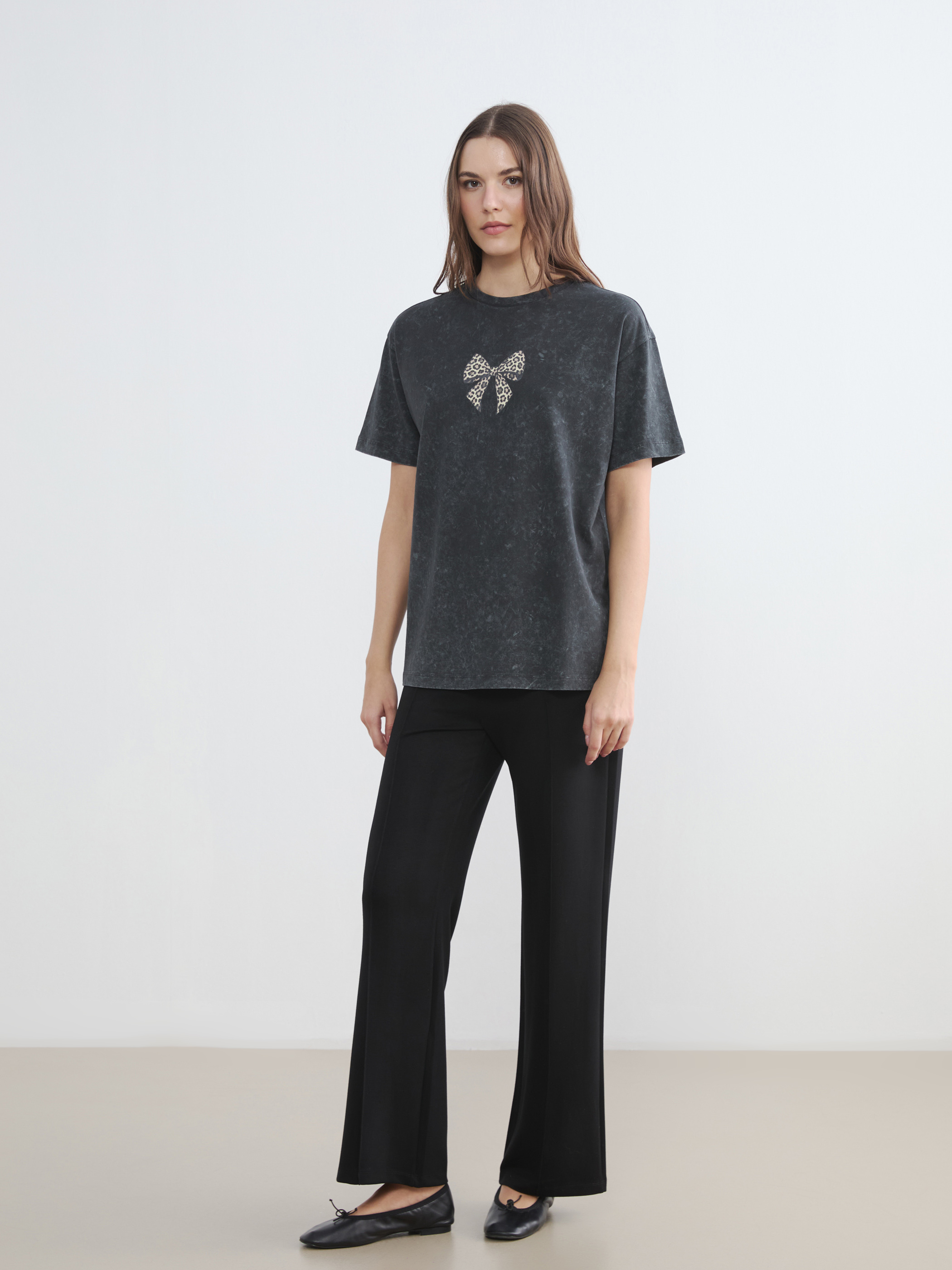 LCW Comfort Leoparlı Fiyonk Baskılı Kadın Tişört görsel 2
