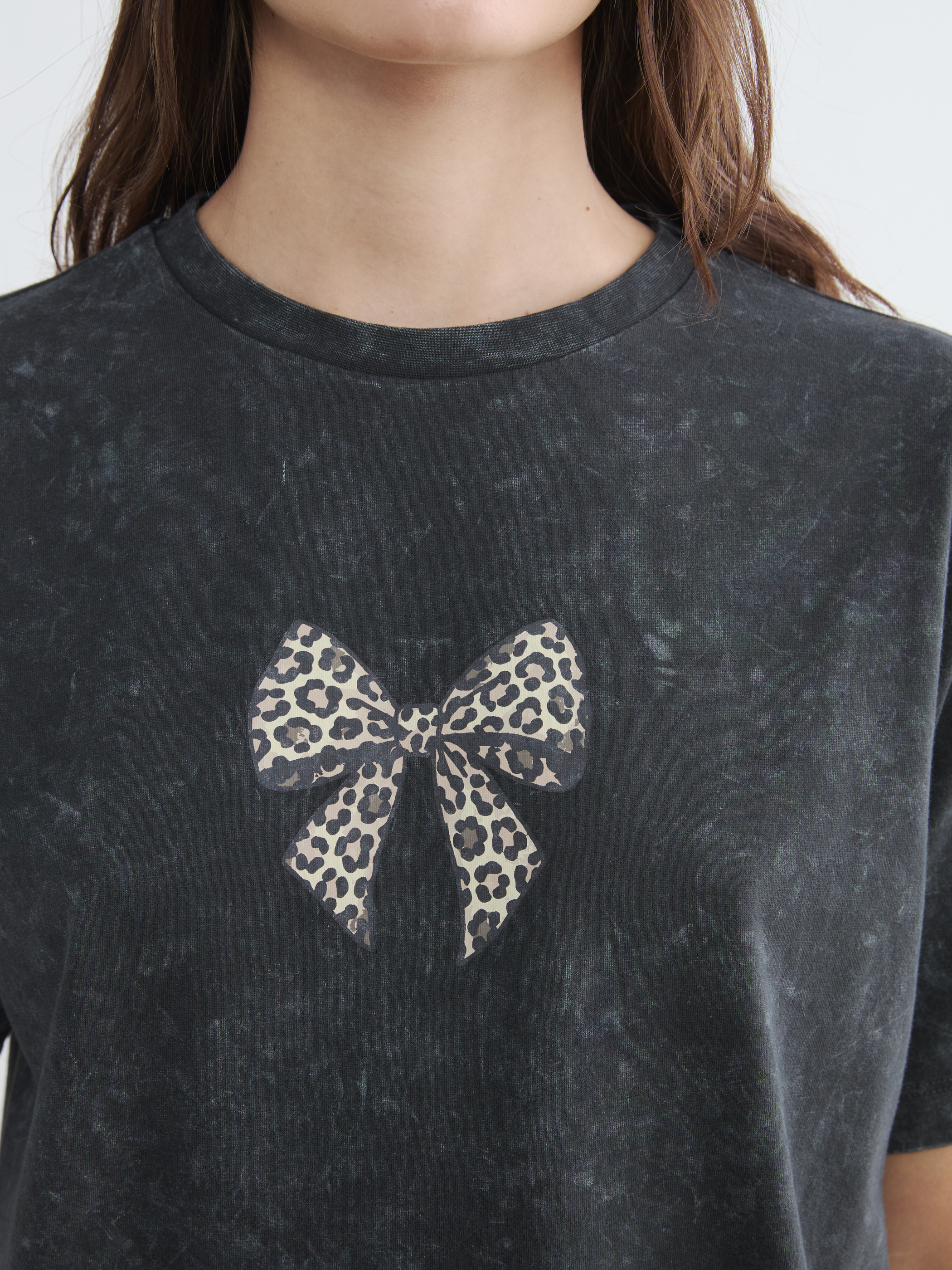 LCW Comfort Leoparlı Fiyonk Baskılı Kadın Tişört görsel 3