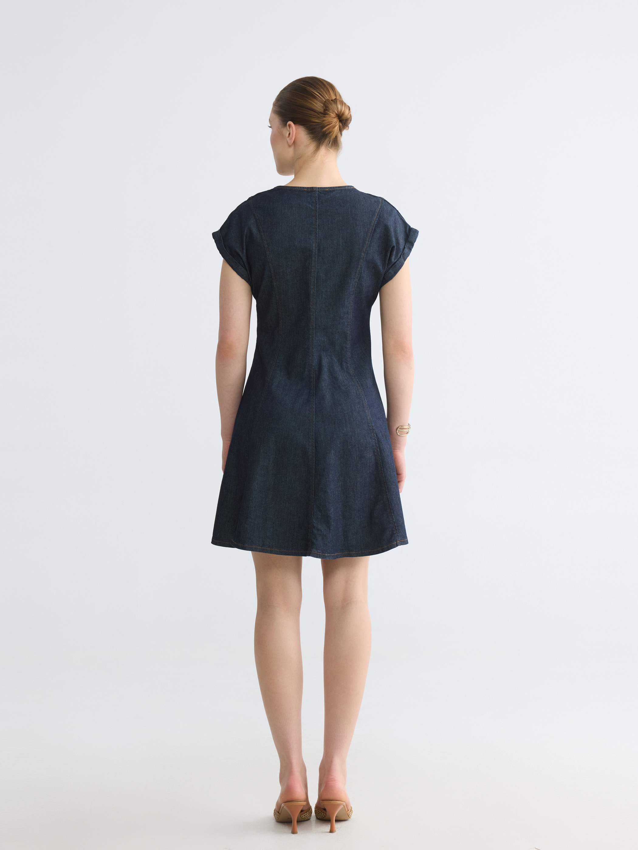 LCW Comfort Kaçık Yaka Mini Jean Elbise görsel 4